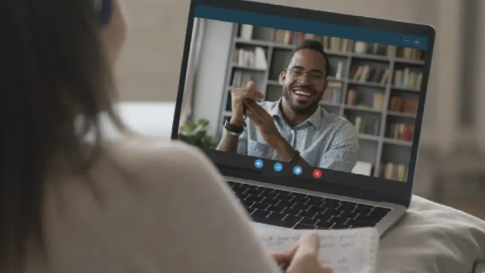 Person chatting with specialist on a laptop